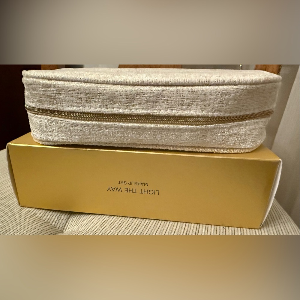Authentic Chanel Cream Women's Cosmetic Bag Makeup Pouch New with Box - Picture 5 of 13